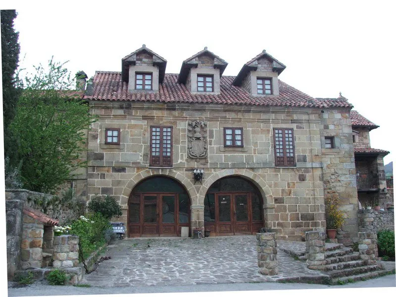 Fachada de piedra del albergue Casa de Gándara, con dos entradas de arco