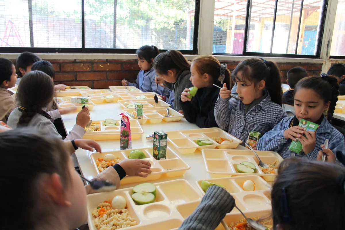 Alumnado comiendo en el comedor escolar.
