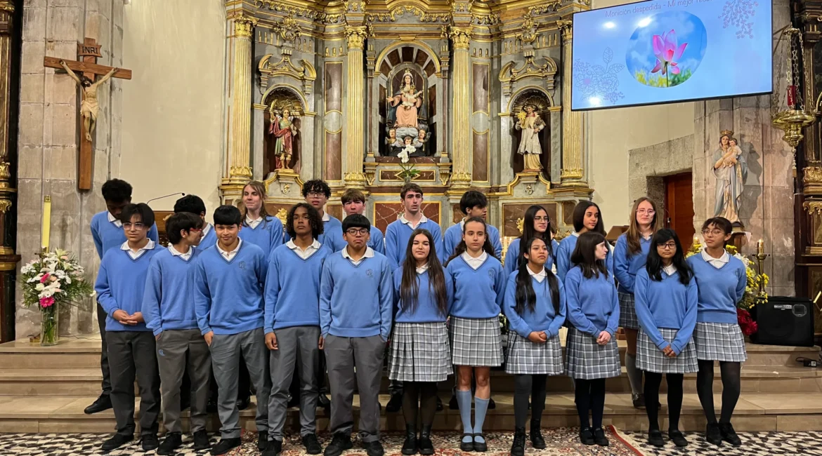 Alumnado de 4.º de ESO reunido ante el altar en la eucaristía de fin de curso
