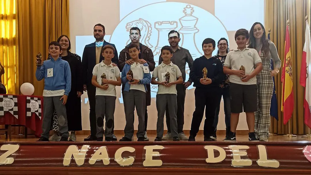 Seis participantes con sus trofeos en la entrega de premios del IV Torneo de Ajedrez Vicenciano